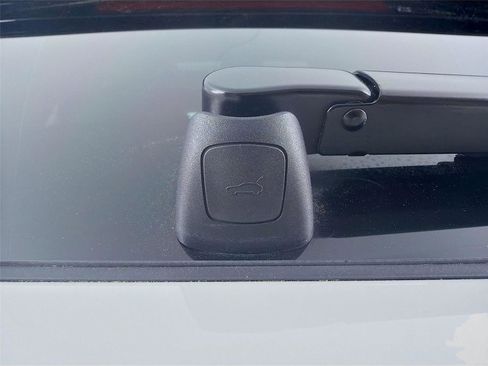 Certified 2025 Porsche Macan GTS image 25