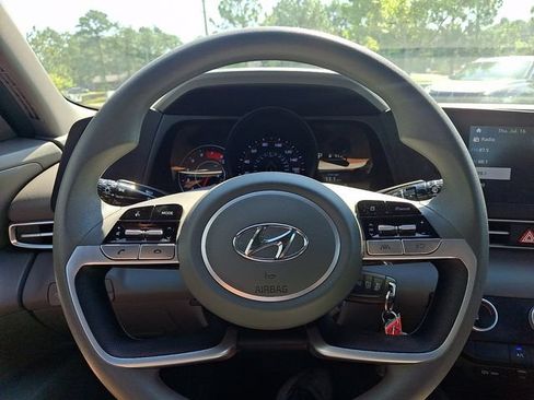 Used 2023 Hyundai Elantra SE w/ Preferred Accessory Package FWD image 19