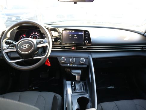 Used 2021 Hyundai Elantra SE image 32
