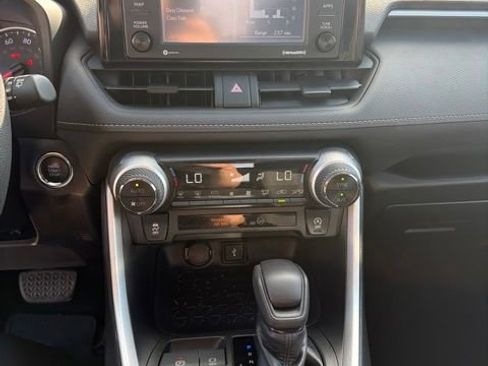 Used 2020 Toyota RAV4 XLE w/ Convenience Package FWD image 12