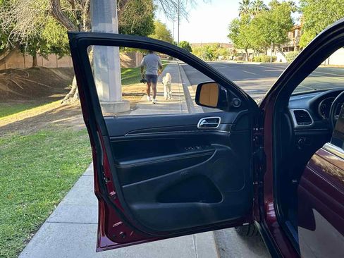 Used 2017 Jeep Grand Cherokee Limited w/ Luxury Group II image 49