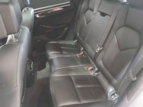 Used 2018 Porsche Macan w/ Premium Package image 21