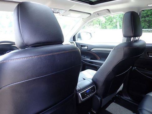 Certified 2019 Toyota Highlander Limited AWD/4WD image 17