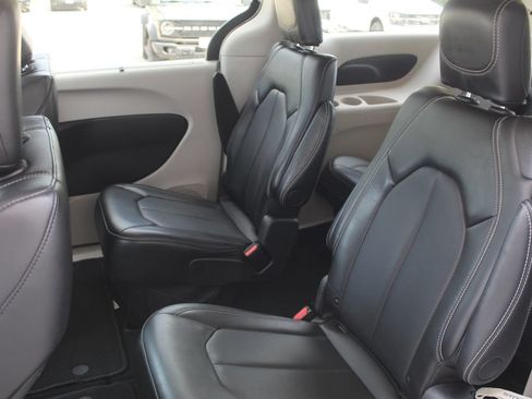 Used 2024 Chrysler Pacifica Touring-L FWD image 33