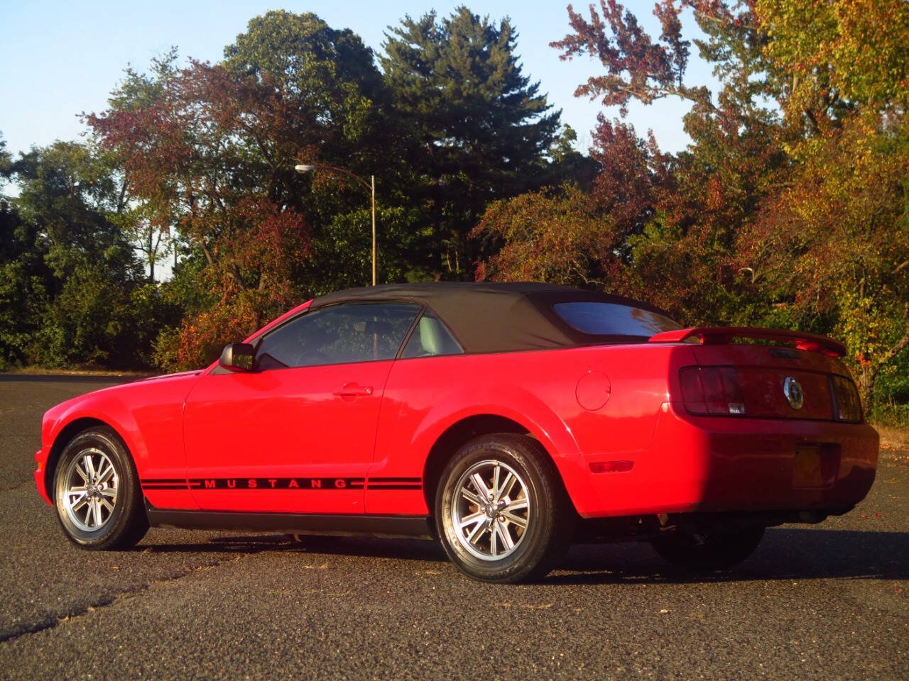 Used 2005 Ford Mustang Convertible RWD image 4