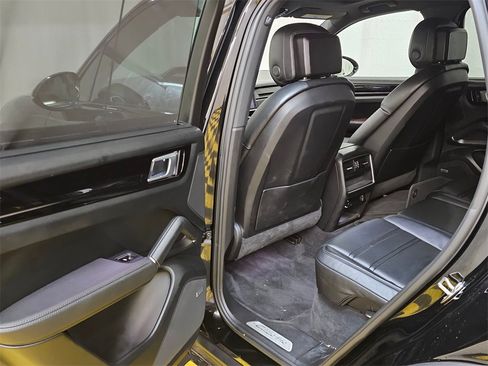 Used 2019 Porsche Cayenne Base image 15