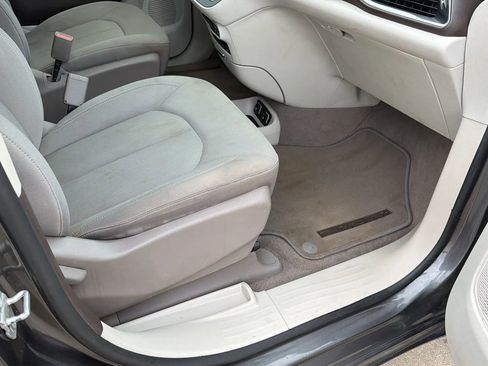 Used 2017 Chrysler Pacifica Touring image 83