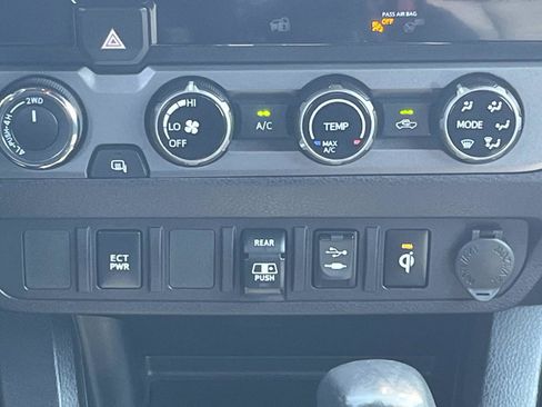 Used 2018 Toyota Tacoma TRD Off-Road AWD/4WD image 17