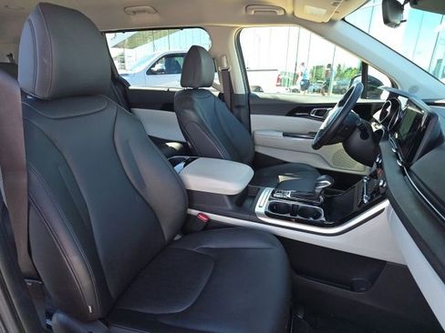 Used 2023 Kia Carnival EX FWD image 10