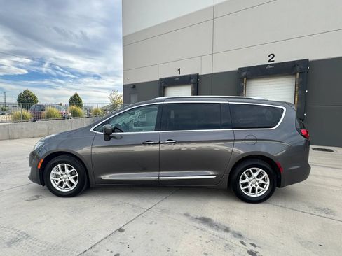 Used 2020 Chrysler Pacifica Touring-L FWD image 2