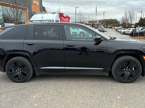 Used 2024 Jeep Wagoneer Launch Edition image 7