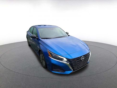 Used 2025 Nissan Altima 2.5 SV FWD image 3