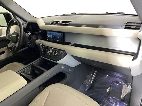 Used 2020 Land Rover Defender 110 SE image 32