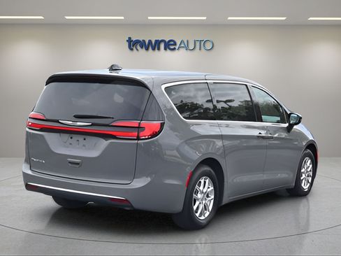 Used 2025 Chrysler Pacifica Select FWD image 5