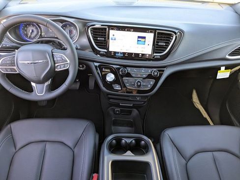 New 2026 Chrysler Pacifica Select image 14