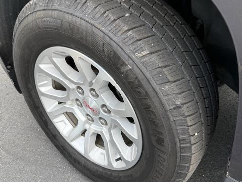 Used 2018 GMC Yukon SLT AWD/4WD image 8