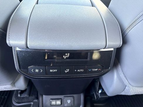 Used 2025 Toyota Highlander Limited image 25