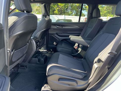 Used 2025 Jeep Grand Cherokee L Laredo image 15