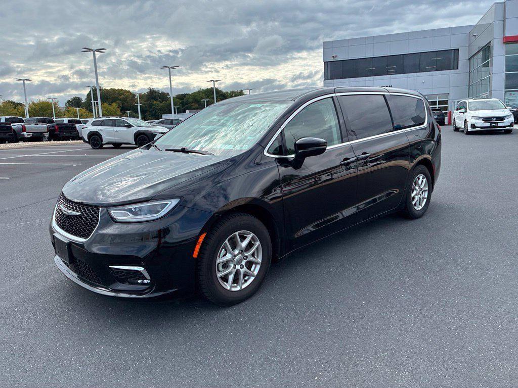 Used 2024 Chrysler Pacifica Touring-L FWD image 19