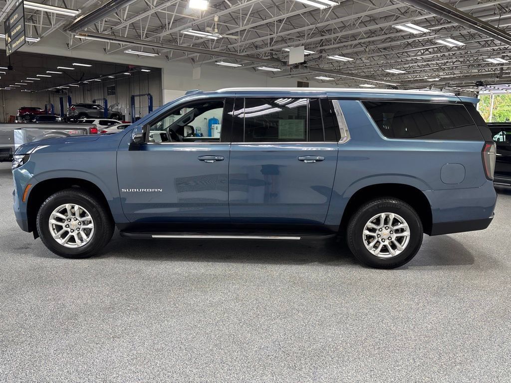 Used 2026 Chevrolet Suburban LT w/ Comfort Package AWD/4WD image 4