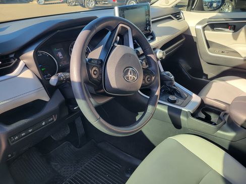 Used 2021 Toyota RAV4 XLE Premium image 6
