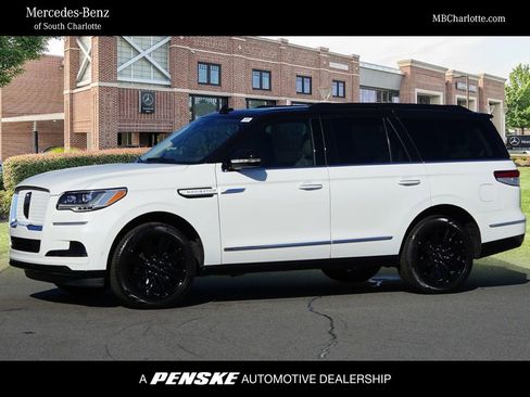 Used 2023 Lincoln Navigator Reserve image 1
