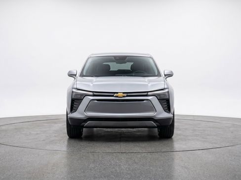 Used 2025 Chevrolet Blazer LT FWD image 2