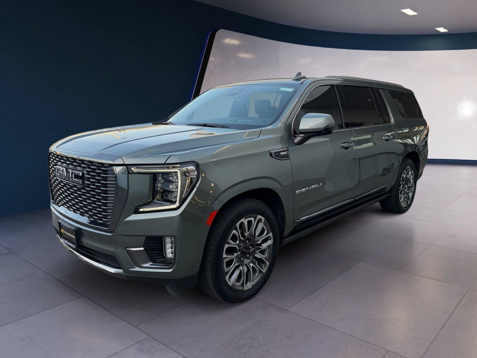 Used 2024 GMC Yukon XL Denali Ultimate AWD/4WD image 1