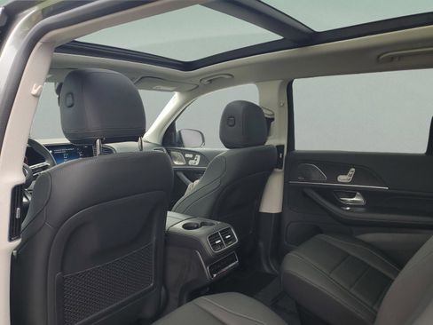 Used 2026 Mercedes-Benz GLS 450 4MATIC image 9