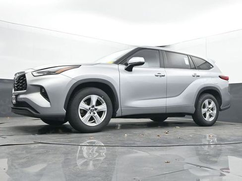 Used 2023 Toyota Highlander LE image 46