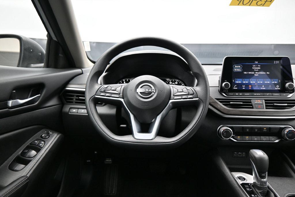 Used 2025 Nissan Altima 2.5 SV FWD image 15