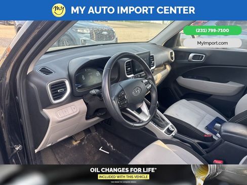 Used 2025 Hyundai Venue SEL FWD image 8