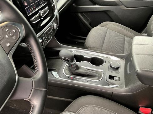 Used 2023 Chevrolet Traverse LT FWD image 18