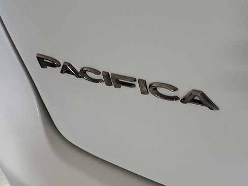 Used 2024 Chrysler Pacifica Touring-L FWD image 7