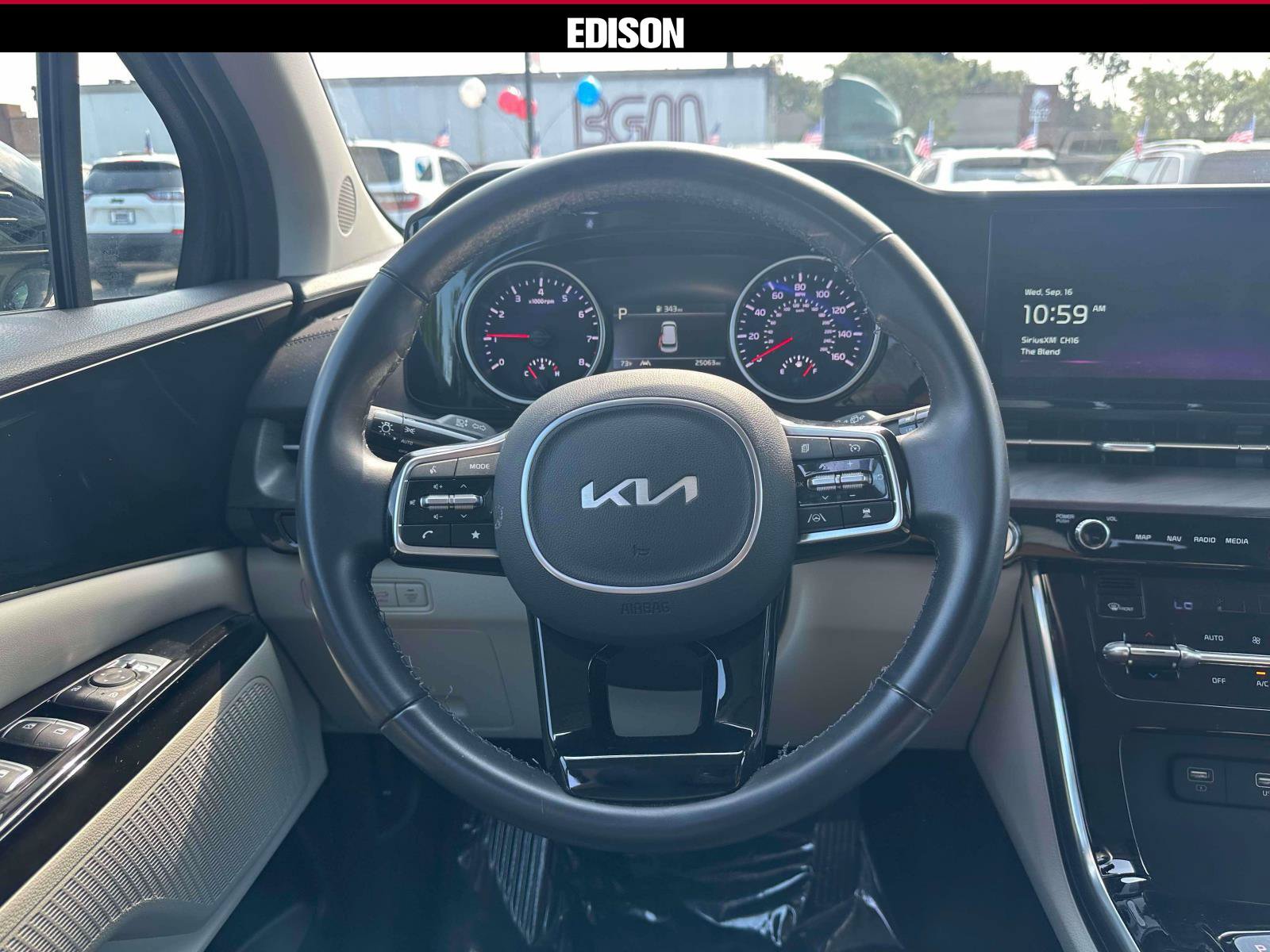Used 2024 Kia Carnival EX FWD image 13