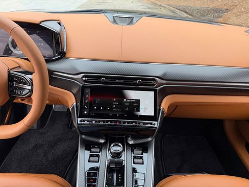 New 2026 Aston Martin Vanquish Convertible image 10