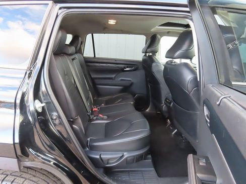 Used 2020 Toyota Highlander XLE image 29