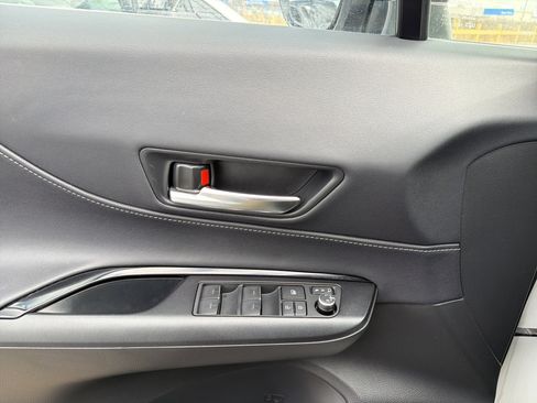 Used 2023 Toyota Venza LE image 13