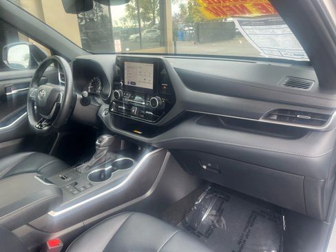 Used 2024 Toyota Highlander XSE image 12