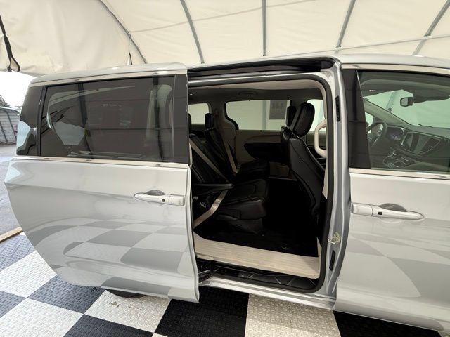 Used 2024 Chrysler Pacifica Touring-L AWD/4WD image 27