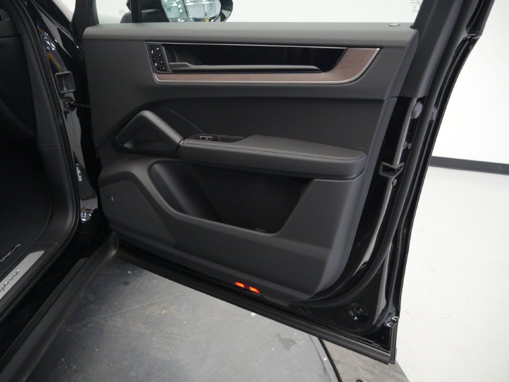 Certified 2026 Porsche Cayenne AWD/4WD image 27