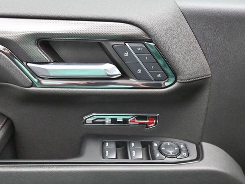 Used 2024 GMC Sierra 1500 AT4 w/ AT4 Premium Package AWD/4WD image 11