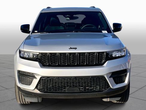 Used 2024 Jeep Grand Cherokee Altitude image 3