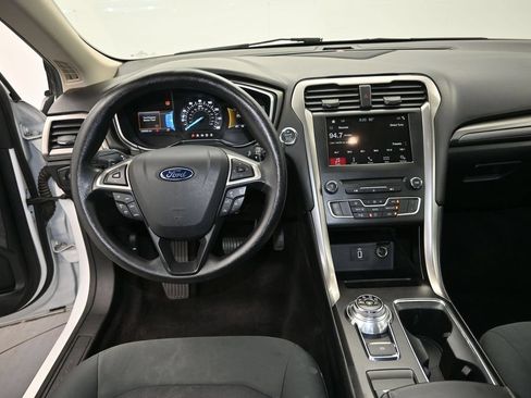 Used 2017 Ford Fusion SE w/ Fusion SE Technology Package FWD image 16
