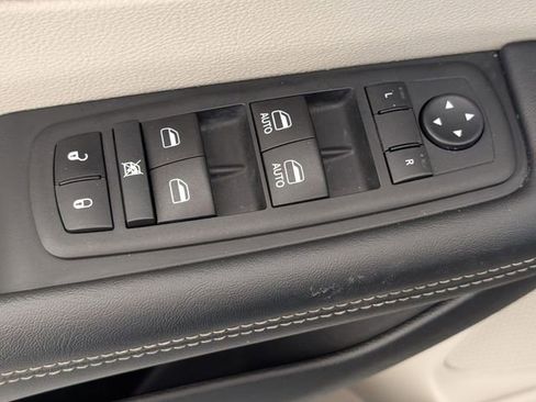 Used 2023 Chrysler Pacifica Touring-L image 12