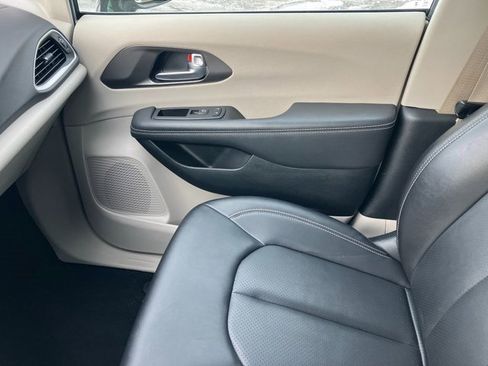 Used 2024 Chrysler Pacifica Touring-L image 9