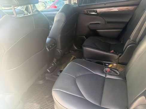 Used 2023 Toyota Highlander Limited FWD image 8