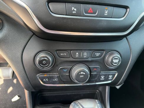 Used 2021 Jeep Cherokee Latitude Lux AWD/4WD image 16