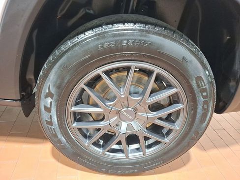 Used 2019 Jeep Cherokee Latitude Plus w/ Comfort/Convenience Group image 7