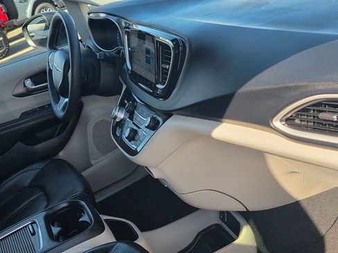 Certified 2023 Chrysler Pacifica Touring-L image 23